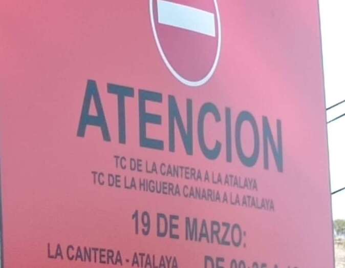 Cartel de cierre de carreteras por la prueba automovilística/TA.